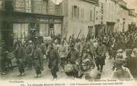  1914-1918 1915 Prisonniers allemands traversant Reims German prisoners crossing Rheims.jpg 